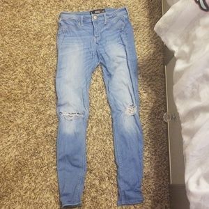 5 W27 Ripped Hollister Jeans